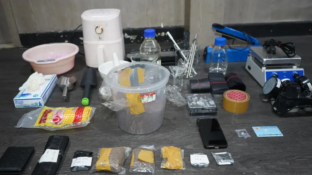 Barang bukti hasil pengungkapan clandestine lab atau laboratorium rumahan yang digunakan untuk memproduksi narkotika jenis tembakau sintetis di wilayah Gambir, Jakarta Pusat. (Sumber: Polda Metro Jaya)