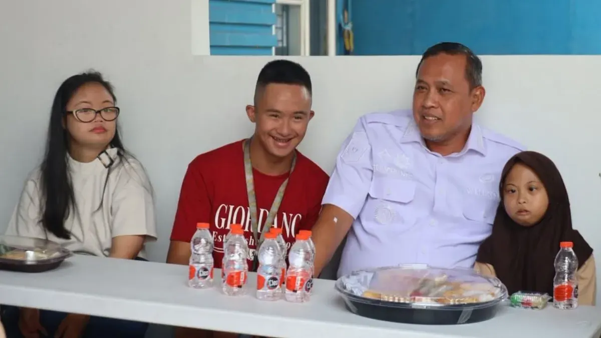 Wali Kota Bekasi, Tri Adhianto meninjau langsung kafe ramah disabilitas, MI-Caf 13%. (Sumber: Dok. Istimewa)