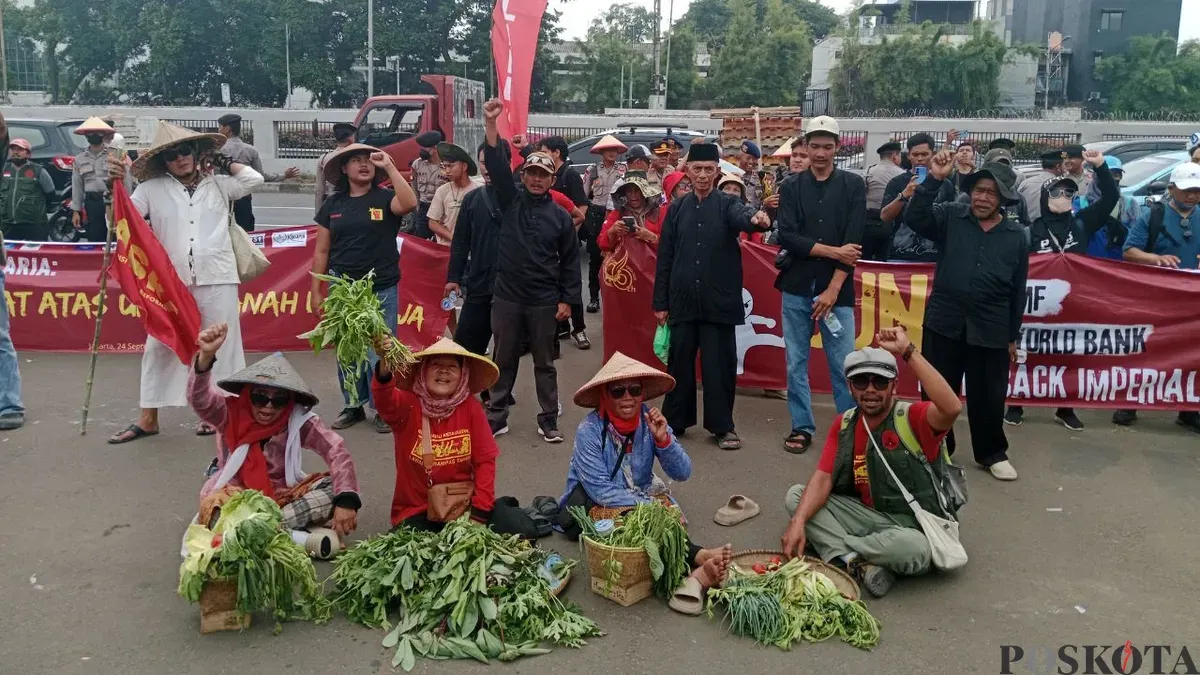 Sejumlah petani sayur bersama Sekjen AGRA, Saiful Wathoni dalam aksi di depan Gedung DPR, Senayan, Tanah Abang, Jakarta Pusat, Kamis, 24 September 2026. (Sumber: Poskota/Rizki Gojali)