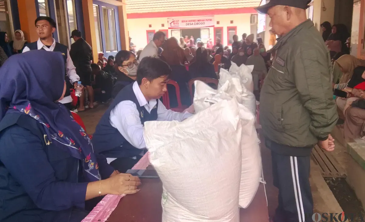 Warga mendapatkan bantuan pangan berupa beras di wilayah Lembang, Kabupaten Bandung Barat. (Sumber: Poskota/Gatot Poedji Utomo)