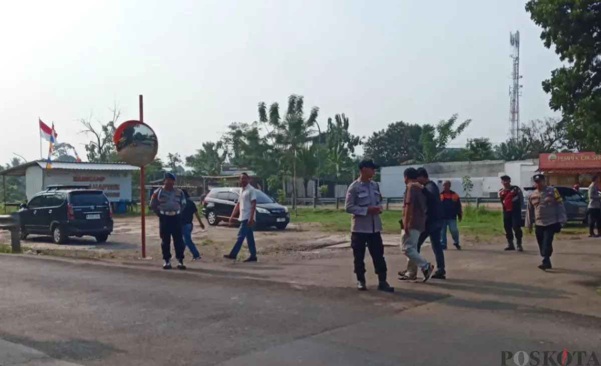 Polisi melakukan penyekatan aksi demo buruh di perbatasan Kemang - Tajurhalang, di Jalan Bomang, Desa Kalisuren, Kecamatan Tajurhalang, Kabupaten Bogor, Kamis, 24 September 2026. (Sumber: Poskota/Angga)