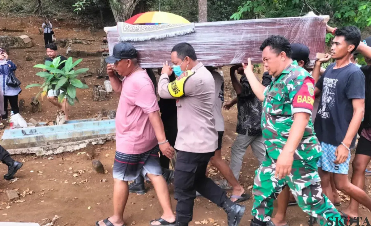 Suasana prosesi pemakaman Surahman, ABK Arupadhatu I yang hilang di Selat Sunda bersama rombongan 5 jurnalis. (Sumber: Poskota/Samsul Fatoni)