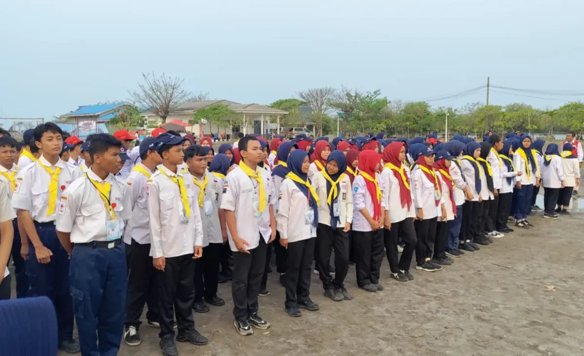 Ketua PMI Kabupaten Tangerang, Nurjaman terlihat sedang memberikan materi pertolongan pertama pada kecelakaan (P3K) dalam acara Jumbara di Lapangan Pos AL Tanjung Pasir, Kecamatan Teluknaga, Rabu, 23 September 2026. (Sumber: Istimewa)