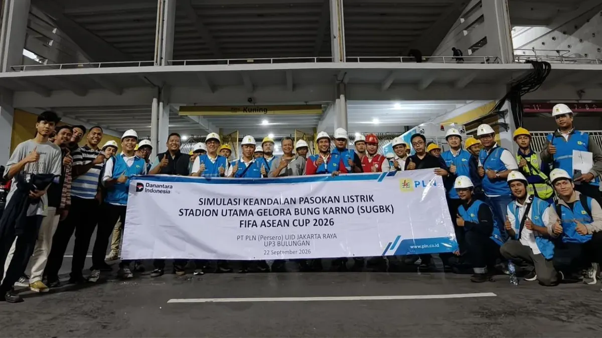 Personel PLN UID Jakarta Raya usai simulasi keandalan pasokan listrik FIFA ASEAN Cup 2026 di Stadion Utama Gelora Bung Karno (SUGBK), Jakarta Pusat. (Sumber: Dok. PLN UID Jakarta Raya)