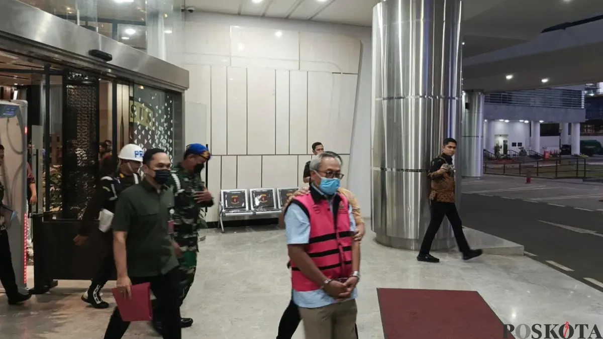 Salah satu tersangka kasus dugaan korupsi tata kelola dan ekspor komoditas nikel dibawa ke mobil tahanan di Kejaksaan Agung (Kejagung), Jakarta Selatan, Jumat, 25 September 2026. (Sumber: Poskota/Ali Mansur)