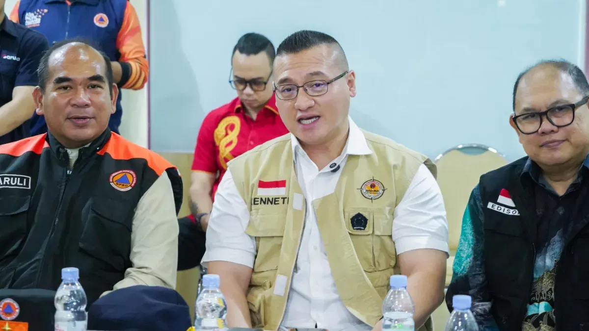 Anggota Komisi C DPRD DKI Jakarta, Hardiyanto Kenneth mengawal langsung pelaksanaan Operasi Modifikasi Cuaca (OMC) di Pangkalan Udara Pondok Cabe, Tangerang Selatan. (Sumber: Istimewa)