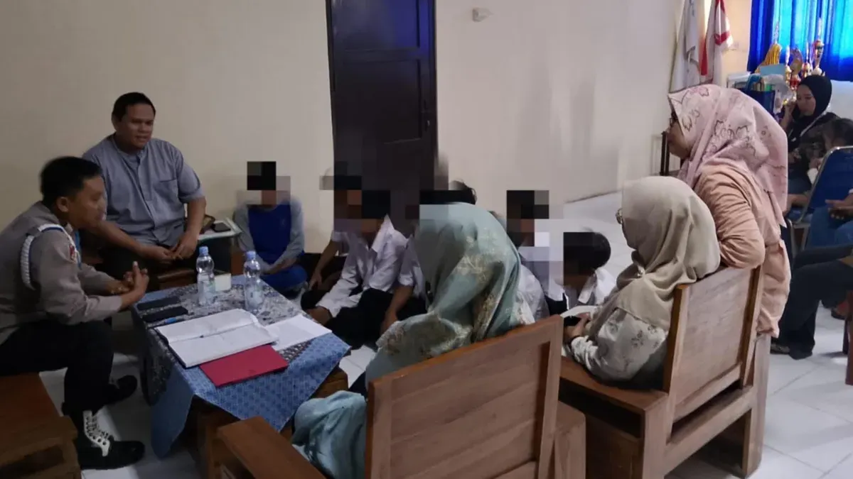 Petugas Polsek Pamarayan bersama guru memberikan pembinaan kepada murid yang viral membawa sajam dihadapan para orangtua murid. (Sumber: Polsek Pamarayan)