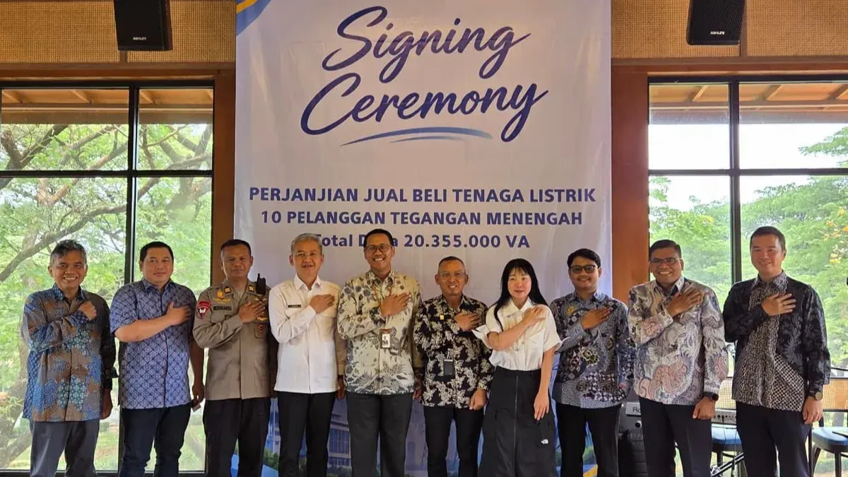 Jajaran PLN UP3 Ciracas dan seluruh pelanggan peserta penandatanganan SPJBTL usai pelaksanaan Signing Ceremony Perjanjian Jual Beli Tenaga Listrik Pelanggan Tegangan Menengah. (Sumber: Dok. PLN UID Jakarta Raya)