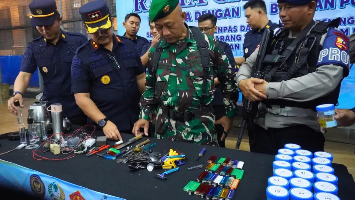 Petugas menggelar barang razia temuan di Rutan Kelas I Depok pada Rabu, 23 September 2026. (Sumber: Humas Rutan Kelas I Depok)