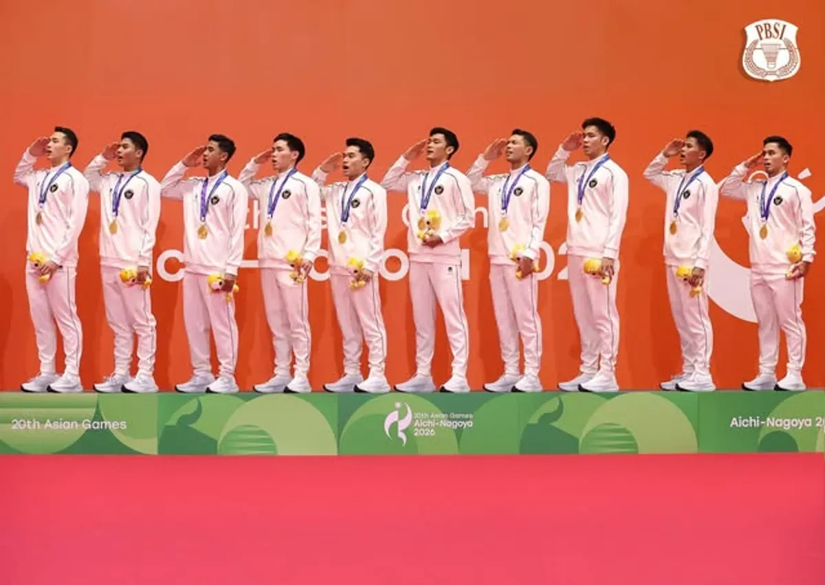 Tim bulu tangkis beregu putra Indonesia saat melakukan penghormatan di atas podium Asian Games Aichi-Nagoya 2026 usai menyumbangkan medali emas pertama bagi Indonesia. (Sumber: Dok. Instagram/@badminton.ina)