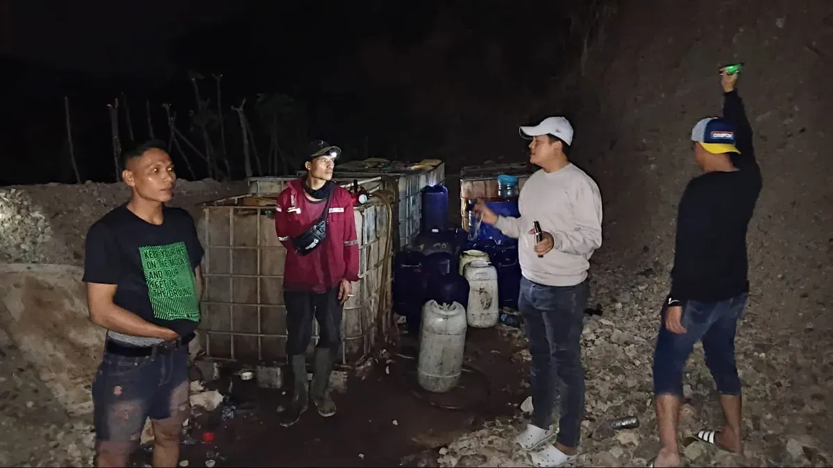 Polda Banten menggerebek penyalahgunaan BBM di di areal PT Yamika, Kampung Salira, Desa Salira, Kecamatan Pulo Ampel, Kabupaten Serang. (Sumber: Dok. Istimewa)