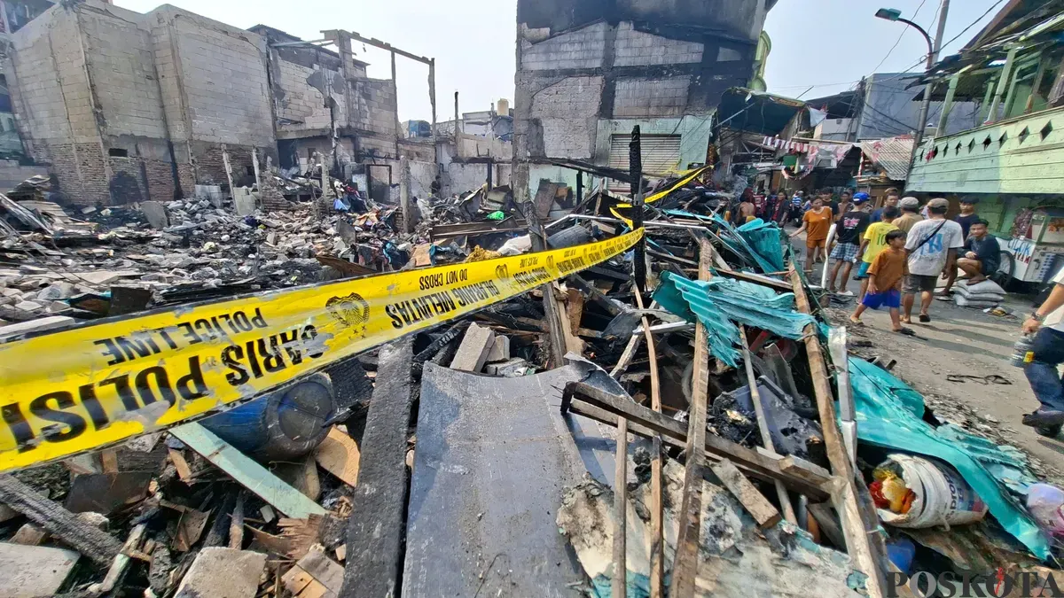 Warga mencari sisa-sisa barang berharga yang masih bisa diselamatkan dari kebakaran 20 rumah di Kampung Muka, RT 09 RW 04, Kelurahan Ancol, Kecamatan Pademangan, Jakarta Utara, Minggu, 27 September 2026. (Sumber: Poskota/Angga Pahlevi)
