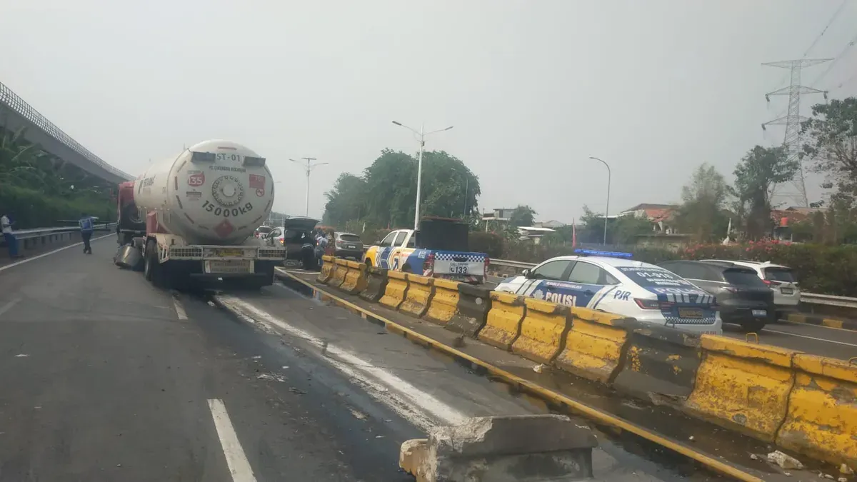 Kecelakaan truk tangki Pertamina dan mobil Mitsubishi Xpander di ruas Tol Jagorawi KM 1+400 Jalur A, Minggu, 27 September 2025. (Sumber: Dok. Polda Metro Jaya)