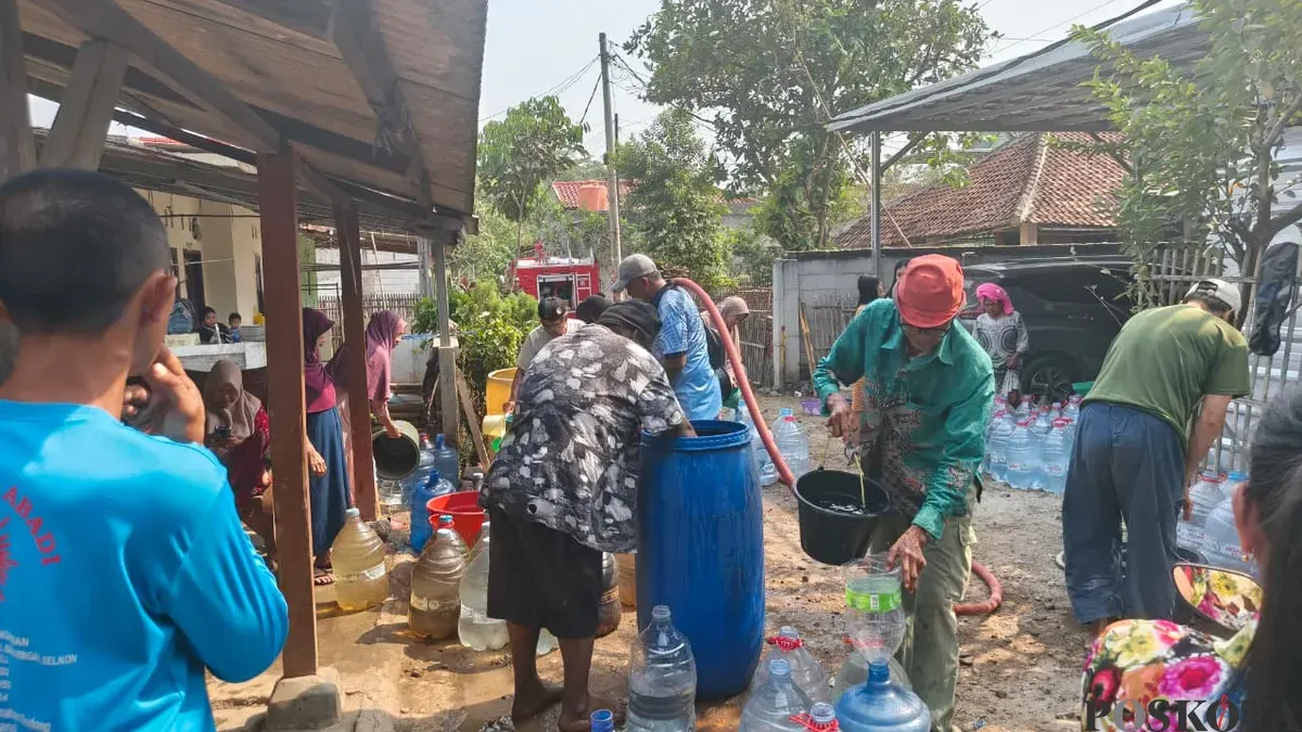 Distribusi air bersih kepada warga Desa Sodong, Kecamatan Tigaraksa, Kabupaten Tangerang, Banten. (Sumber: Poskota/Veronica Prasetio)