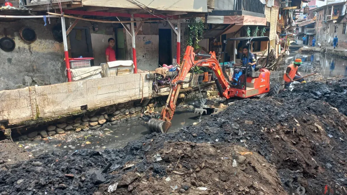 Pengerukan Anak Kali Krukut di Kawasan Kebon Melati, Tanah Abang, Jakarta Pusat, Senin 28 September 2026. (Sumber: Poskota/ Syifa)