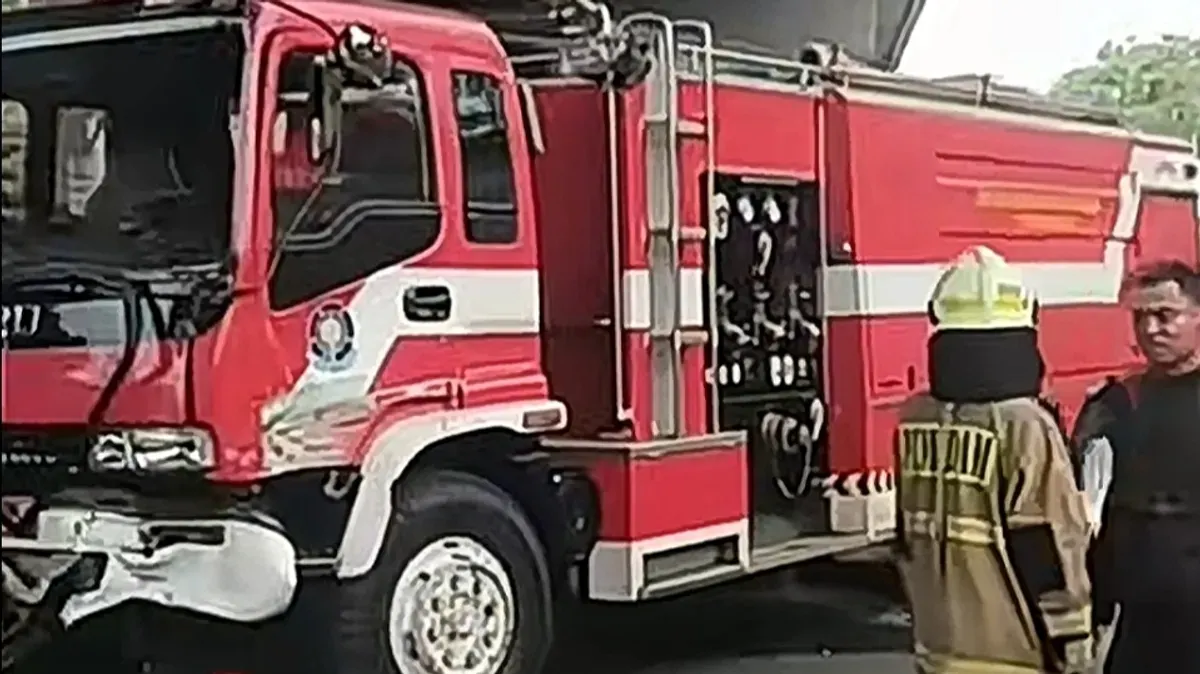 Kecelakaan beruntun libatkan Damkar, ambulans, dan bus Transjakarta di Pulogadung, Jakarta Timur. (Sumber: Tangkapan Layar TikTok/@cilincing_info)