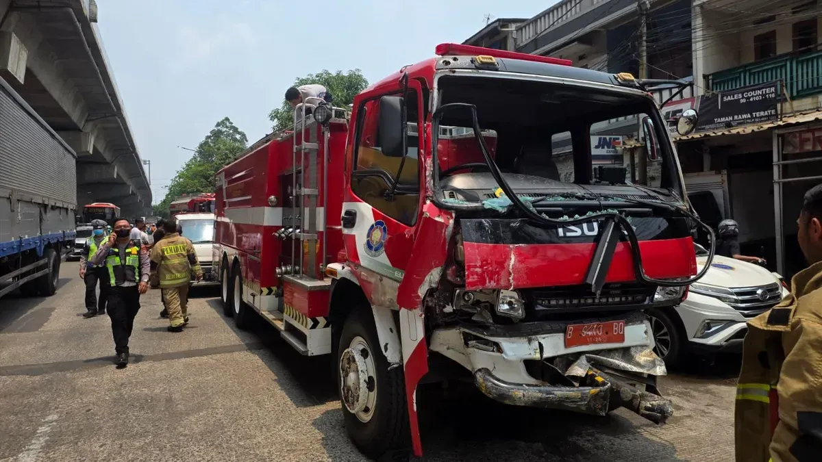 Kecelakaan enam kendaraan terjadi di Jalan Raya Bekasi arah timur, tepatnya dekat United Tractors, Jakarta Utara, Senin, 28 September 2026. (Sumber: Dok. Polda Metro Jaya)