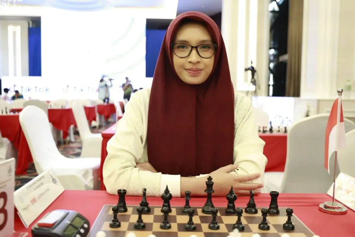 Gaya santai WIM Laysa Latifah di depan papan catur. Ia resmi mengamankan norma WGM dan menjadi Woman Grandmaster ke-4 sepanjang sejarah catur Indonesia. (Sumber: Dok. UNJ)