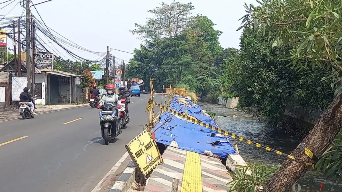 Trotoar Taman Secawan Depok yang amblas. (Sumber: Poskota/Angga)