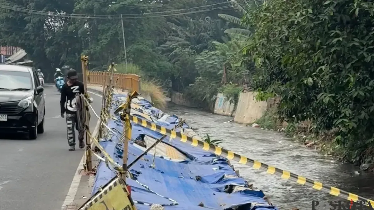 Potret trotoar Taman Secawan Depok yang amblas dan belum diperbaiki. (Sumber: Poskota/Aldi)