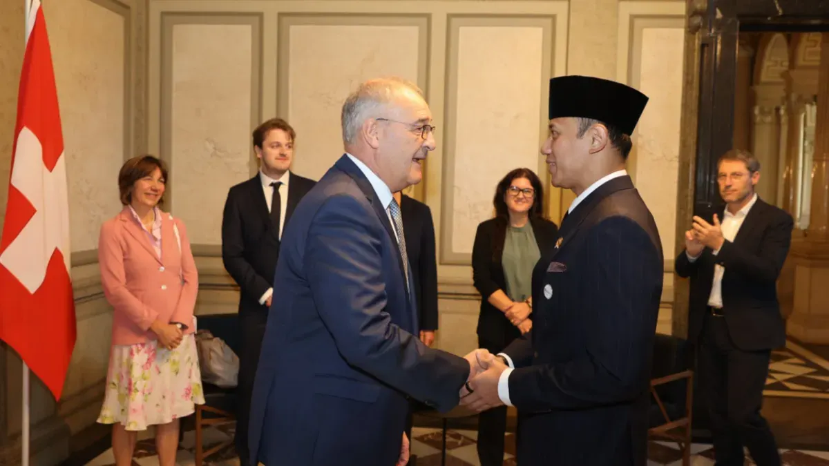 Menteri Koordinator Bidang Infrastruktur dan Pembangunan Kewilayahan Agus Harimurti Yudhoyono (AHY) (kanan) dan Presiden Konfederasi Swiss, Guy Parmelin (kiri), di Federal Palace, Bern, Swiss, Senin, 28 September 2026. (Sumber: Istimewa)