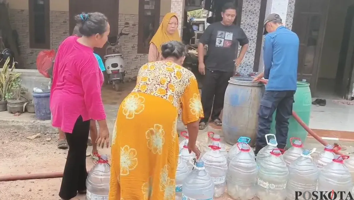 Antrean air bersih di Desa Cukanggalih, Kecamatan Curug, Kabupaten Tangerang, Banten. (Sumber: Poskota/Veronica Prasetio)