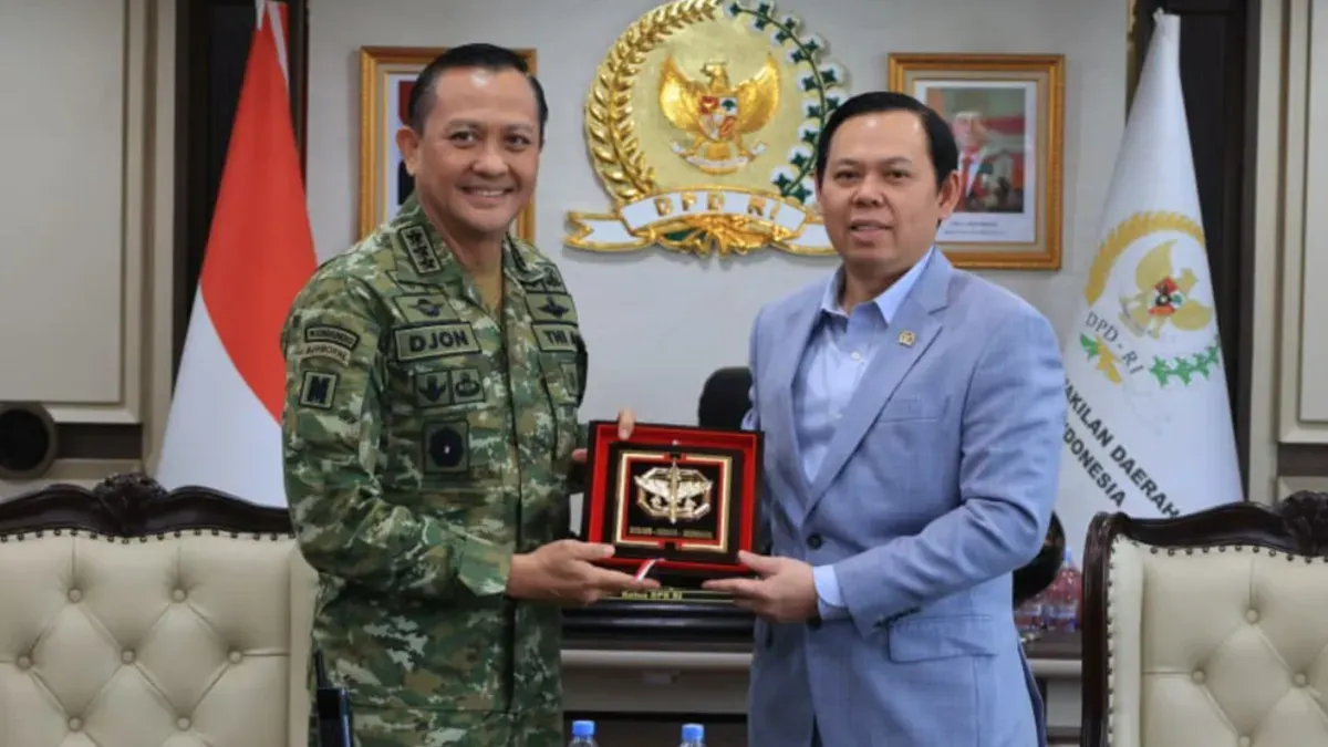 Ketua Dewan Perwakilan Daerah (DPD) RI Sultan Baktiar Najamudin (kanan) bersama Panglima Komando Pasukan Khusus (Kopassus) TNI Letjend Djon Afriyandi (kiri). (Sumber: Istimewa)