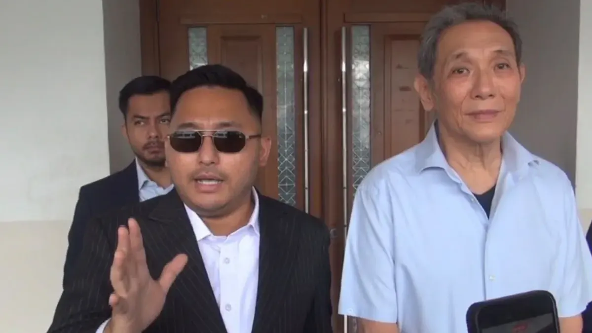 Kuasa hukum Jusuf Hamka, Sogi Bagaskara (kiri) dan pengusaha Jusuf Hamka (kanan) usai persidangan kasus kasus dugaan manipulasi informasi elektronik dan konten deepfake. (Sumber: Istimewa)