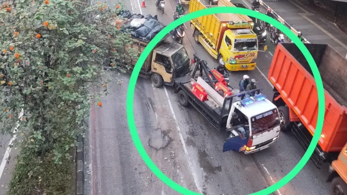 Truk sampah menabrak separator busway di sekitar Halte Gerbang Pemuda, Jakarta, Selasa, 29 September 2026. (Sumber: Istimewa)