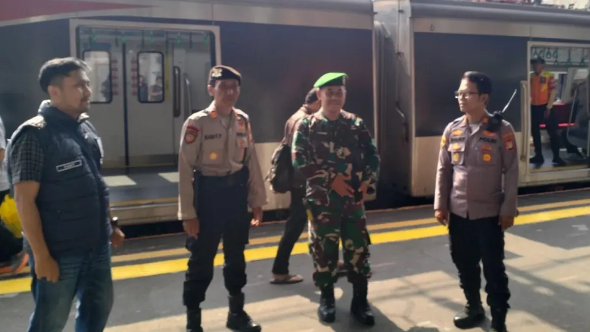 Polisi melakukan pengamanan penyekatan massa di Stasiun KRL Bojonggede. (Sumber: Polsek Bojonggede)