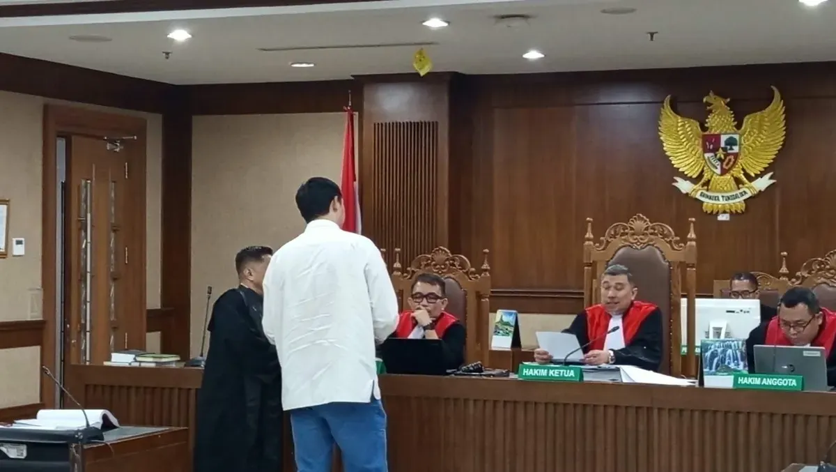 Saksi korban Vincent Leo Carlius menunjukkan surat permintaan maaf terdakwa Bangun Paulus Tudungta kepada majelis hakim dalam sidang dugaan pemerasan di PN Jakarta Pusat. (Sumber: Istimewa)