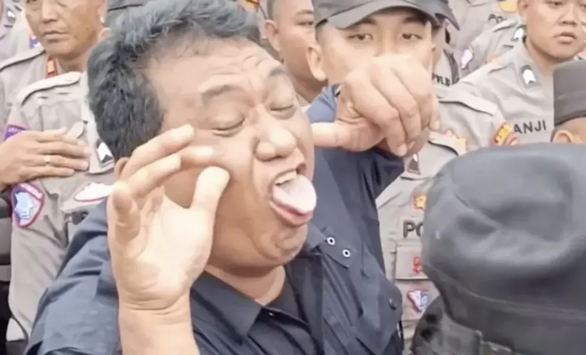 Bripka Masagus Muchamad Ginta Meiro menjadi sorotan setelah videonya saat mengawal aksi Hari Tani di Bengkulu viral di media sosial. (Sumber: Facebook)