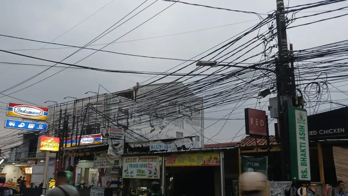 Kondisi kabel-kabel di sekitar ruas jalan Karang Tengah, Kota Tangerang, Banten, Rabu, 30 September 2026. (Sumber: Poskota/Rizki Gojali)