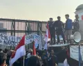 Mahasiswa dari sejumlah Universitas di Jakarta berunjuk rasa di depan Gedung DPR/MPR RI, Jakarta Pusat, untuk menyampaikan aspirasi terhadap situasi bangsa, Jumat, 19 Juni 2026. (Sumber: Poskota/Pandi Ramedhan)