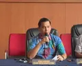 Kasat Reskrim Polres Metro Jakarta Pusat AKBP Roby Heri Saputra (tengah) saat memberikan keterangan pers terkait insiden dugaan perempokan emas gram di Menteng, Jakarta Pusat. (Sumber: Poskota/Ali Mansur)