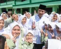 Potret Menteri Koordinator Bidang Infrastruktur dan Pembangunan Kewilayahan Agus Harimurti Yudhoyono (AHY) bersama siswi MTsN 1 Kota Bogor. (Sumber: Istimewa)