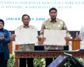 Menteri Dalam Negeri (Mendagri) Tito Karnavian (tengah) bersama Menteri Perumahan dan Kawasan Permukiman (PKP) Maruarar Sirait (tengah). (Sumber: Istimewa)