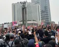 Ribuan demonstran berada di Bundaran HI, Jakarta Pusat, untuk menyuarakan aspirasi pemerintahan Prabowo-Gibran, Rabu, 28 Oktober 2026. (Sumber: Poskota/Syifa Putri)