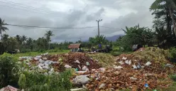 Jalan longsor di Desa Cilabanbulan, Kecamatan Menes, Kabupaten Pandeglang, terlihat sudah hampir rata diurug dengan limbah kelapa muda. (Sumber: Poskota/Samsul Fatoni)