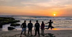 Pesona sunset di pantai Manalusu, Garut, Jawa Barat. (Sumber: google.com/maps/nova maulidian)