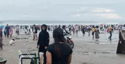 Ribuan wisatawan saat mengunjungi kawasan objek wisata pantai Lebak saat libur H+1 Lebaran. (Sumber: Dok. Balawista)