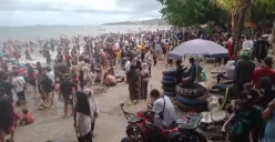 Ribuan wisatawan memadati wisata pantai di Kabupaten Lebak saat libur Idul Fitri 1446 H. (Sumber: Dok. Balawista Lebak)