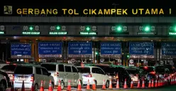 Kendaraan melintas saat akan memasuki Gerbang Tol Cikampek Utama, Karawang, Jawa Barat, Sabtu, 29 Maret 2025. (Sumber: Poskota/Bilal Nugraha Ginanjar)