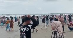 Ribuan wisatawan berlibur di Pantai Sawarna Kabupaten Lebak. (Sumber: Dok. Balawista Lebak)