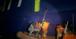Proses evakuasi oleh Bakamla RI terhadap salah satu ABK KMP Mutiara Ferindo 2, di perairan Banten, Kamis dini hari, 3 April 2025. (Sumber: Foto/Humas Bakamla RI)