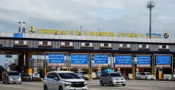 Ilustrasi antrean kendaraan yang didominasi mobil pribadi melaju perlahan saat memasuki Gerbang Tol Cikampek Utama, Karawang, Jawa Barat. (Sumber: Poskota/Bilal Nugraha Ginanjar)