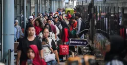 Pemudik arus balik Lebaran 2025 melalui jasa angkutan Kereta Api Fajar Utama tujuan Solo-Jakarta tiba di Stasiun Pasar Senen, Jakarta, pada akhir pekan ini. (Sumber: Poskota/Bilal Nugraha Ginanjar)