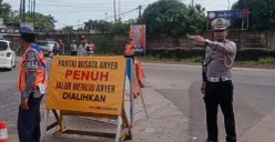 Ditlantas Polda Banten menerapkan sistem one way guna menghindari kepadatan di jalur menuju kawasan wisata sepanjang Pantai Anyer. (Sumber: Dok. Humas Polda Banten)