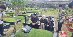 Wagub Jakarta, Rano Karno, saat berziarah ke makam orangtua di TPU Tanah Kusir, Kebayoran Lama, Jaksel, Jumat, 4 April 2025. (Sumber: Poskota/Pandi Ramedhan)