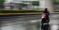 Ilustrasi pengendara motor di tengah huan. (Sumber: Poskota/Bilal Nugraha Ginanjar)